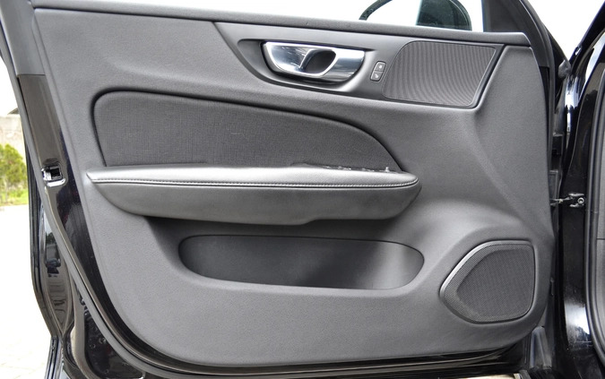 Volvo V60 cena 84900 przebieg: 231260, rok produkcji 2019 z Ćmielów małe 781
